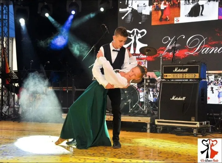 Dans sportiv (Standard) pe scenă