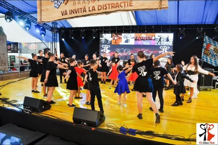 Spectacol de grup — Vio Dance Studio pe scena din Brașov