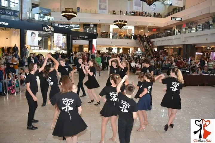 Flashmob de dans sportiv în mall