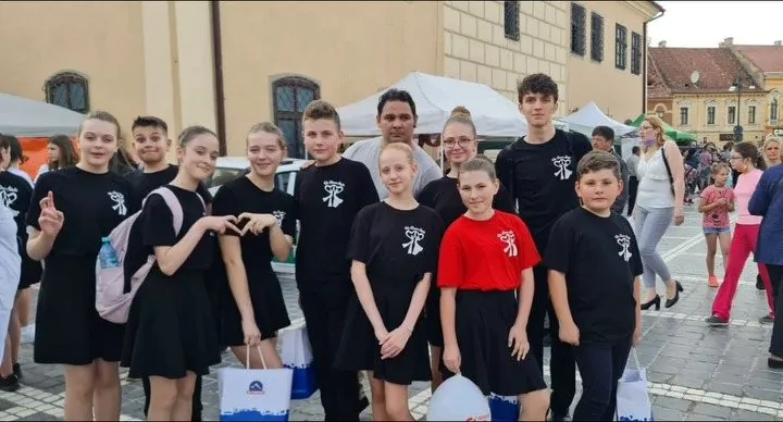 Echipa Vio Dance Studio în Piața Sfatului